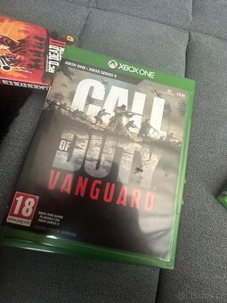 Xbox One X 1TB + 9 her - 9