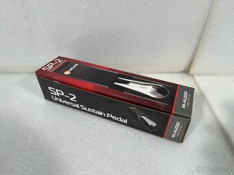 Různá piana, klávesy, MIDI controllery a doplňky - 9