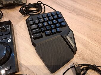 Herni notebook Lenovo + prislusenstvi - 9