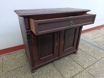 Starožitná komoda, dřevěná kráska, nábytek z masívu - 9