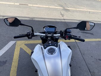 Honda CB1000R Neo Sports Café – bílá perleť, top stav - 9