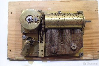 Hrací strojek - přes 100 let starý  - 9