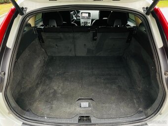 Volvo XC60 2.4D 5VÁLEC 120KW 4x4 MANUÁL NAVI KAMERA TAŽNÉ - 9