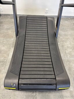Technogym SkillMill - bezmotorový pás - 9