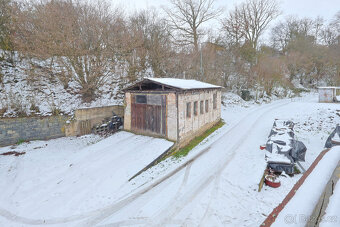 Rozmanitá usedlost s rozsáhlými pozemky 64 544 m² — Rochov u - 9