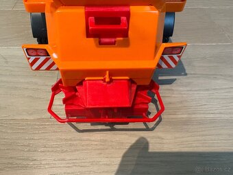 Bruder Mercedes Benz sypač s pluhem - 9