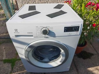 Elektrolux A+++, 8kg, 1400ot. Parní programy Nové ložiska - 9