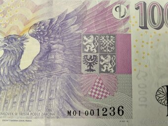 Vice kusů bankovek,UNC - 9