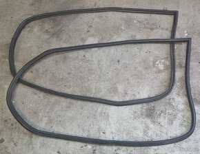 Díly BMW E30,gumy lišty dveří, světla, cívka. Posílám - 9