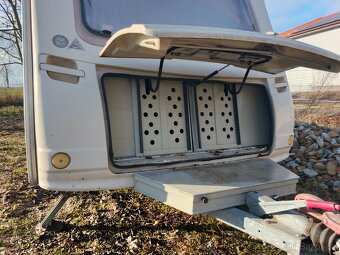 Karavan s vestavbou pro dva psy - 9