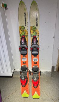 Dívčí a chlapecké lyže Rosignol 93/116/120 Helma a přeskáče - 9