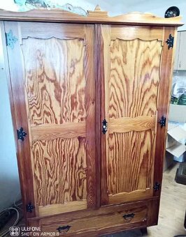 Nízká jídelní skříň - 9