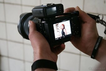 Sony ZV-E10 + Sony 50mm f/1.8 OSS + klec + 3x baterie - 9