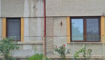Tři roky stará plastová okna a balkonové dveře s trojsklem - 9