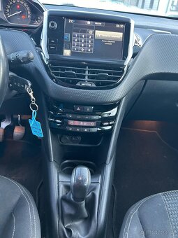 Peugeot 208, 1,2 rok 2015, klima, panorama - 9