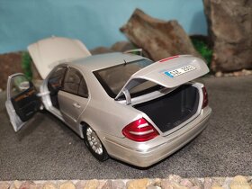 Prodám model 1:18 Mercedes Benz W211 E class - 9