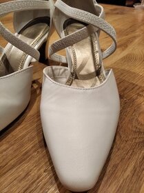 Slušivé bílé lodičky, vel.38 - 9