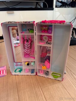 Barbie - karavan, lékárna, šatník + doplňky. - 9