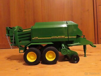 BRUDER 2017 Zelený BALÍKOVAČ slámy JOHN DEERE - 9
