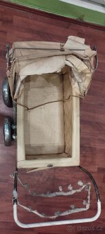 Stará panenka, medvěd (bručí), kočárek pro panenky + oblečky - 9