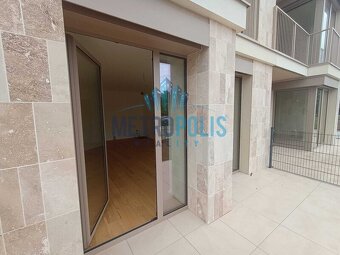 Moderní 1+kk s terasou, předzahrádkou a parkováním – novosta - 9