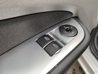 Ford Focus 1.6 i , 74 kW benzín, 2010 - 9