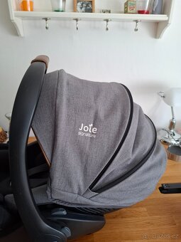 První autosedačka vajíčko zn. Joie - 9