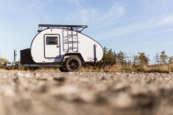 Camper se střešním stanem, svoboda na kolech - 9