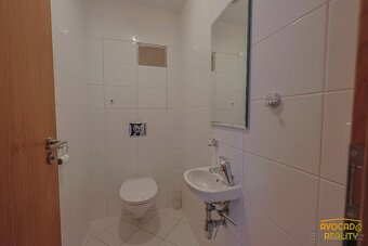 Moderní byt 2+kk se soukromou zahradou, garáží a výhledem do - 9