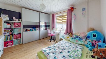 Prodej rodinného domu se zahradou + garáží a stavební parcel - 9
