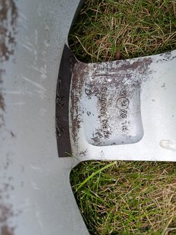 Celoroční pneu kola Škoda Octavia 1  195/65/15 et38 - 9