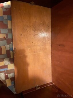 Dřevěná bytelná prostorná skříň - 9