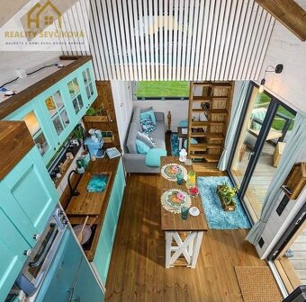 Kompletně zařízený tiny house s terasou v Boho stylu - 9