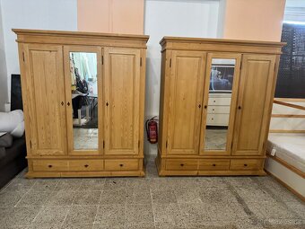 2x krásné dřevěné šatní skříňě z masivu se zrcadl. - 9