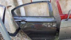 VW Passat B8 , kapota lampy blatníky  výztuha pravé světlo - 9