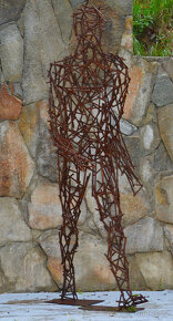 Plastika Kráčejícího muže - prodano - 9