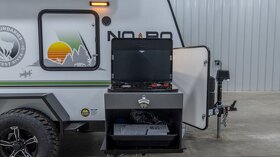 Offroadový obytný přívěs/ přepravník na motocykly NOBO 10.6 - 9
