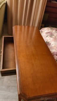 Konzolovy stolek - 9