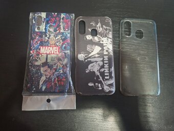 Mobilní telefon Samsung A40 s příslušenstvím - 9