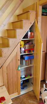 Zkosená skříňka pod schodiště - 9