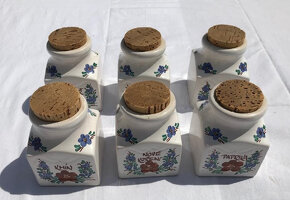 Závěsná Police + 6x Kořenka + 3x Hrnek Porcelán - 9