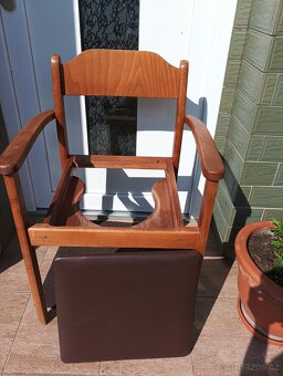 Rádio,ešusy a dortová forma,zapalovače,smalt.hrnce,toal.křes - 9