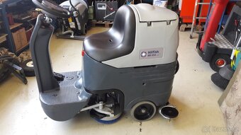 Podlahový mycí stroj Nilfisk BR 652 se sedící obsluhou - 9