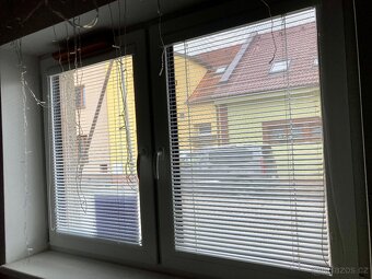 Dvě plastová okna, trojskla - 9