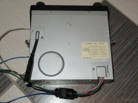 Staré neobvyklé autorádio CLARION 8 - 9