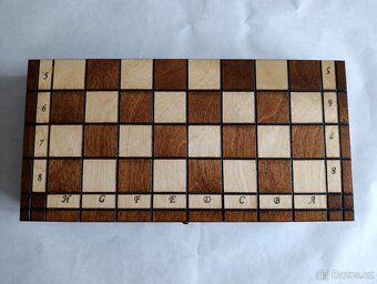 Malé dřevěné šachy s hrací plochou 31 x 31 x 2 cm. NOVÉ - 9