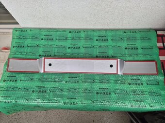 zadní odrazový panel mezi světla HELLA Škoda Felicia před FL - 9