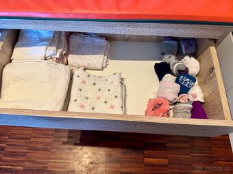 Přebalovací pult s komodou - 9