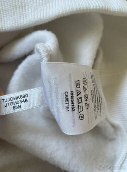 Bílá jednoduchá mikina s logovanými srdíčky Tommy Hilfiger - 9