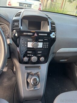 Opel Zafira 1,6 85 kw rok 2011 - 9
